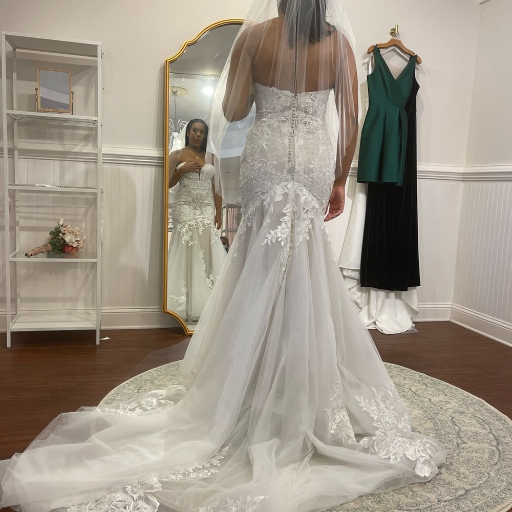 Elegant White Lace Wedding Dress